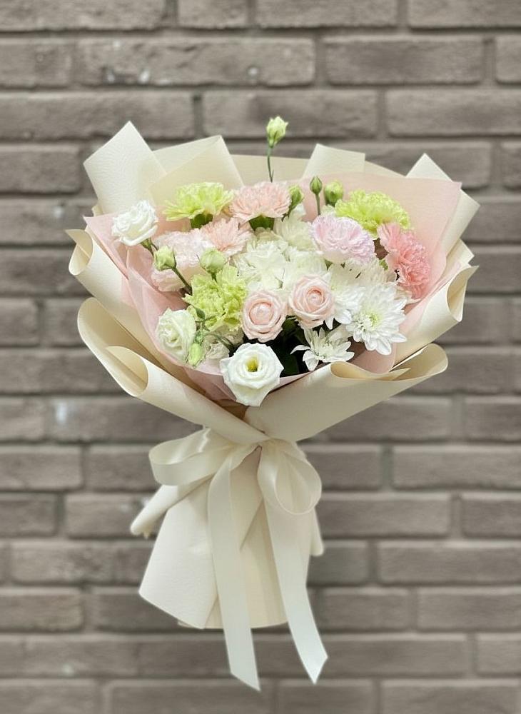 Букет цветов из: Гвоздики, Розы, Лизиантусы и Хризантемы в Татарино