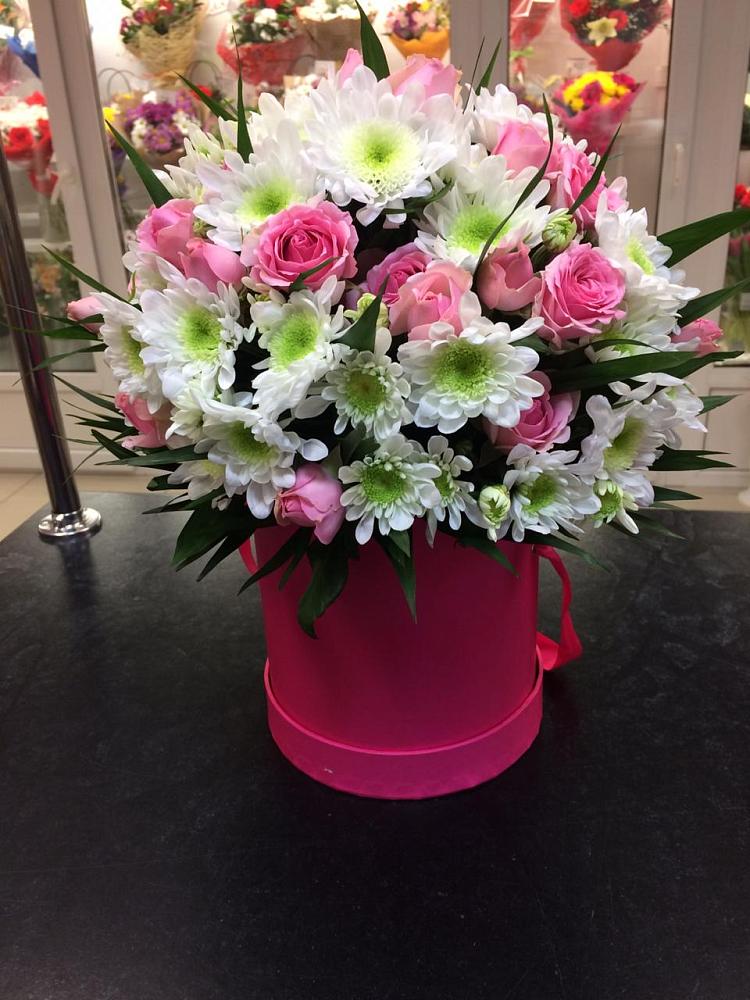 Цветочная композиция из Розы и Хризантемы в шляпной коробке в Татарино