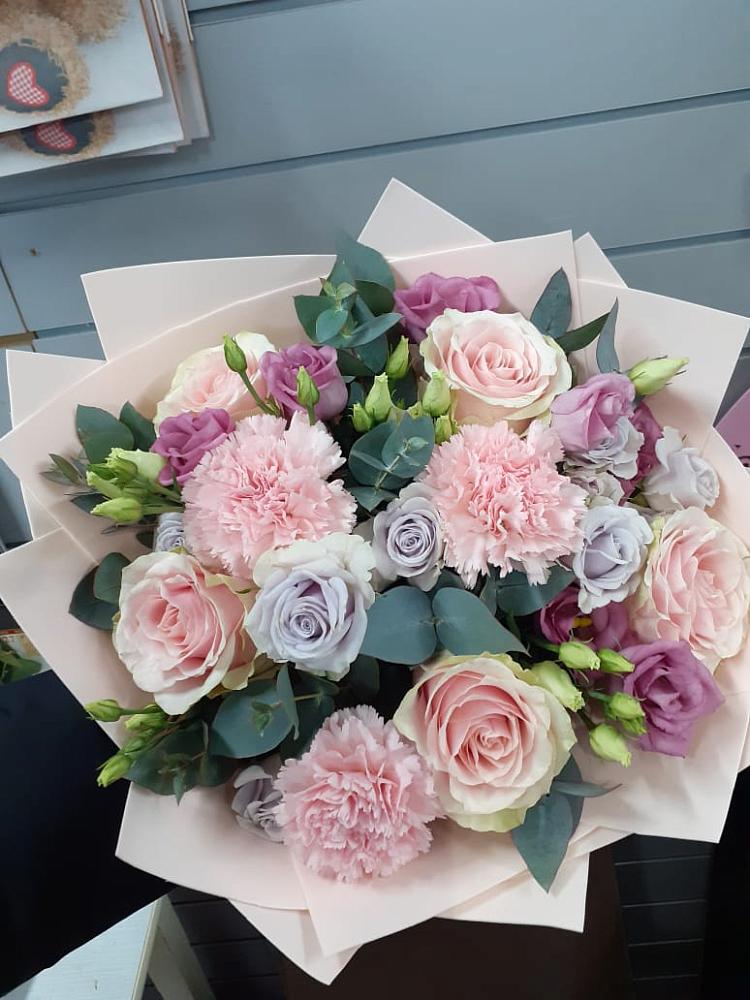 Букет цветов из: Розы, Гвоздики и Лизиантусы в Татарино